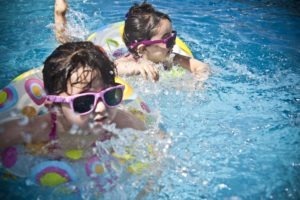 10 cosas que deberías hacer antes de organizar una fiesta de piscina para niños
