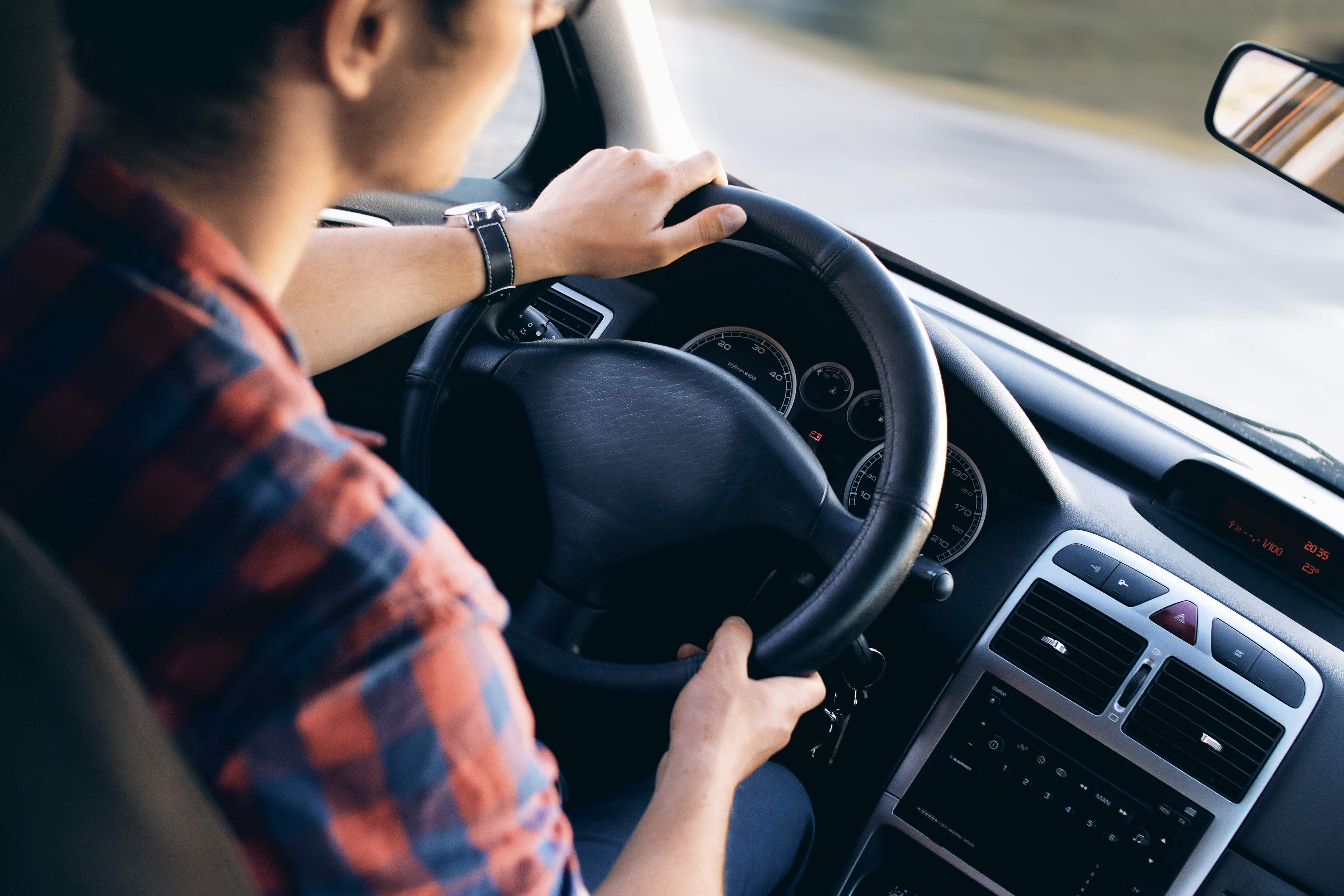The constant busy schedule that many Americans keep is one of the leading reasons why so many drivers eat behind the wheel.