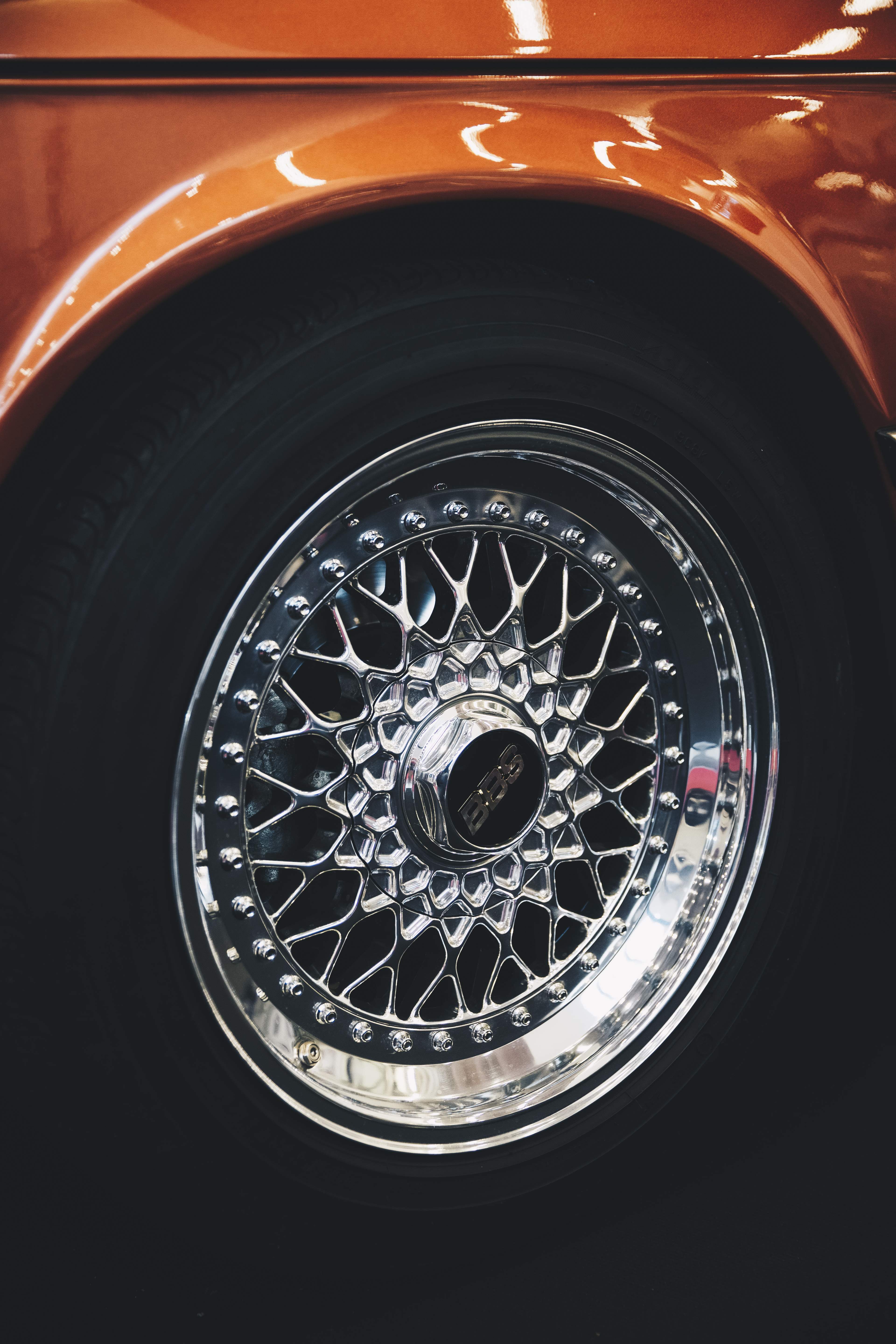 Tire mounting and demounting requires specific knowledge and tools.