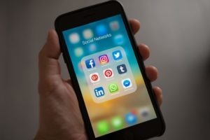 ¿Cómo las redes sociales pueden afectar tus reclamos por lesiones?