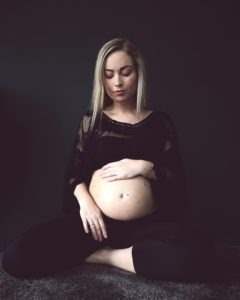 ¿Por qué las mujeres embarazadas asmáticas en grandes ciudades enfrentan un mayor riesgo de nacimiento prematuro?