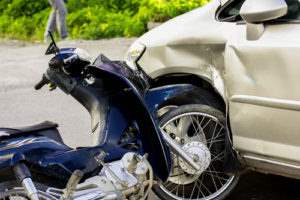 ¿Cuál es la causa más común de accidentes de motocicleta?