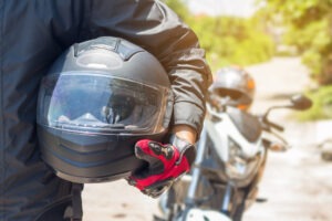 ¿Qué pasa si la aseguradora niega mi reclamo por accidente de motocicleta?