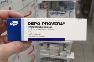 ¿Puede la inyección Depo causar visión borrosa u otros problemas oculares?
