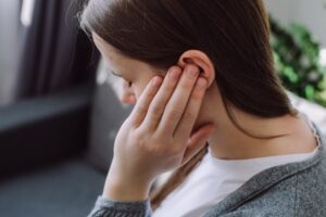 ¿Puede la inyección de Depo causar tinnitus u otros problemas auditivos?